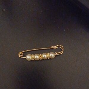 Elegant Gold and Pearl Brooch